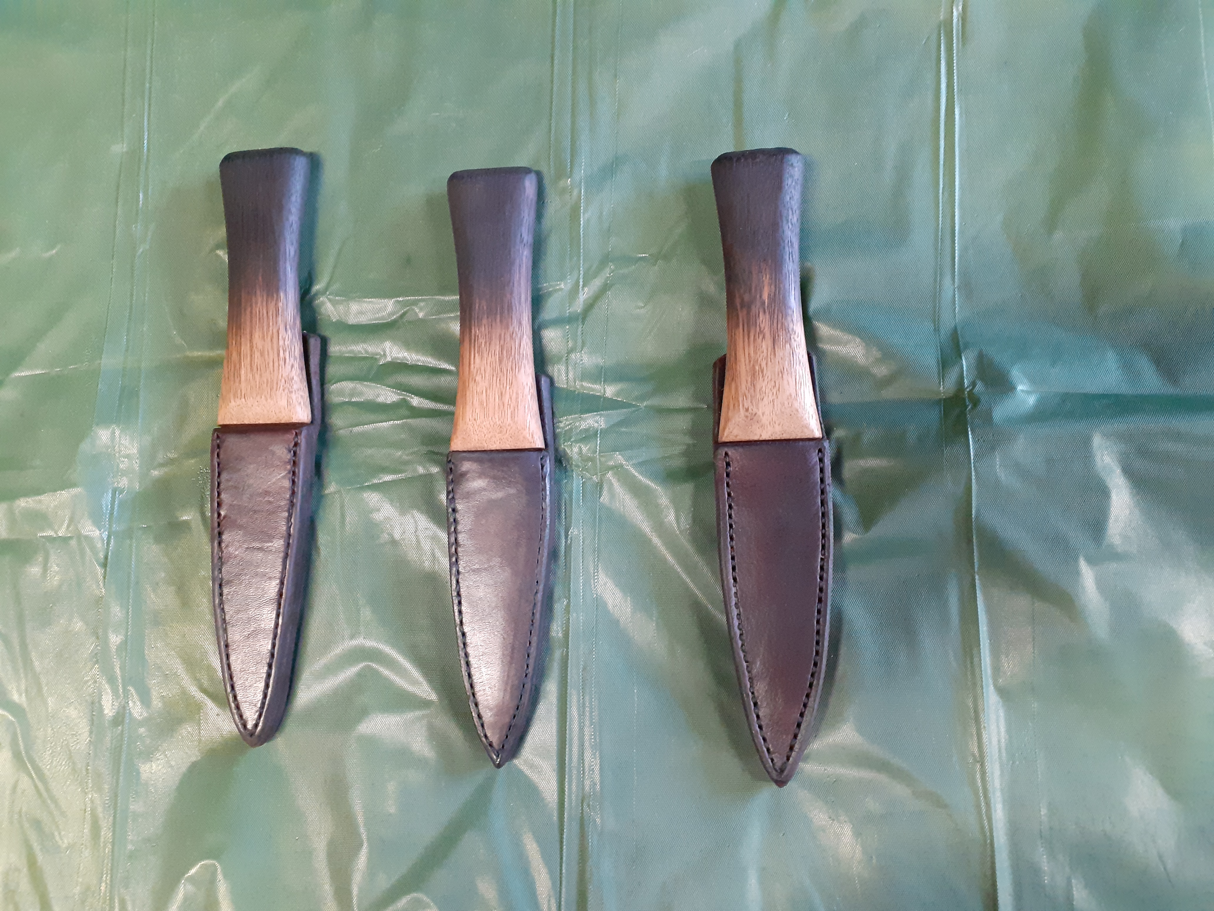 Sgain dubh (or black knife) was a smaller Knife with a single edge (with approximately 3inch blade length). Used for utility tasks or possible sticking into a enemy when all else failed. Traditional worn in the dominant hand in the kilt hose with only the