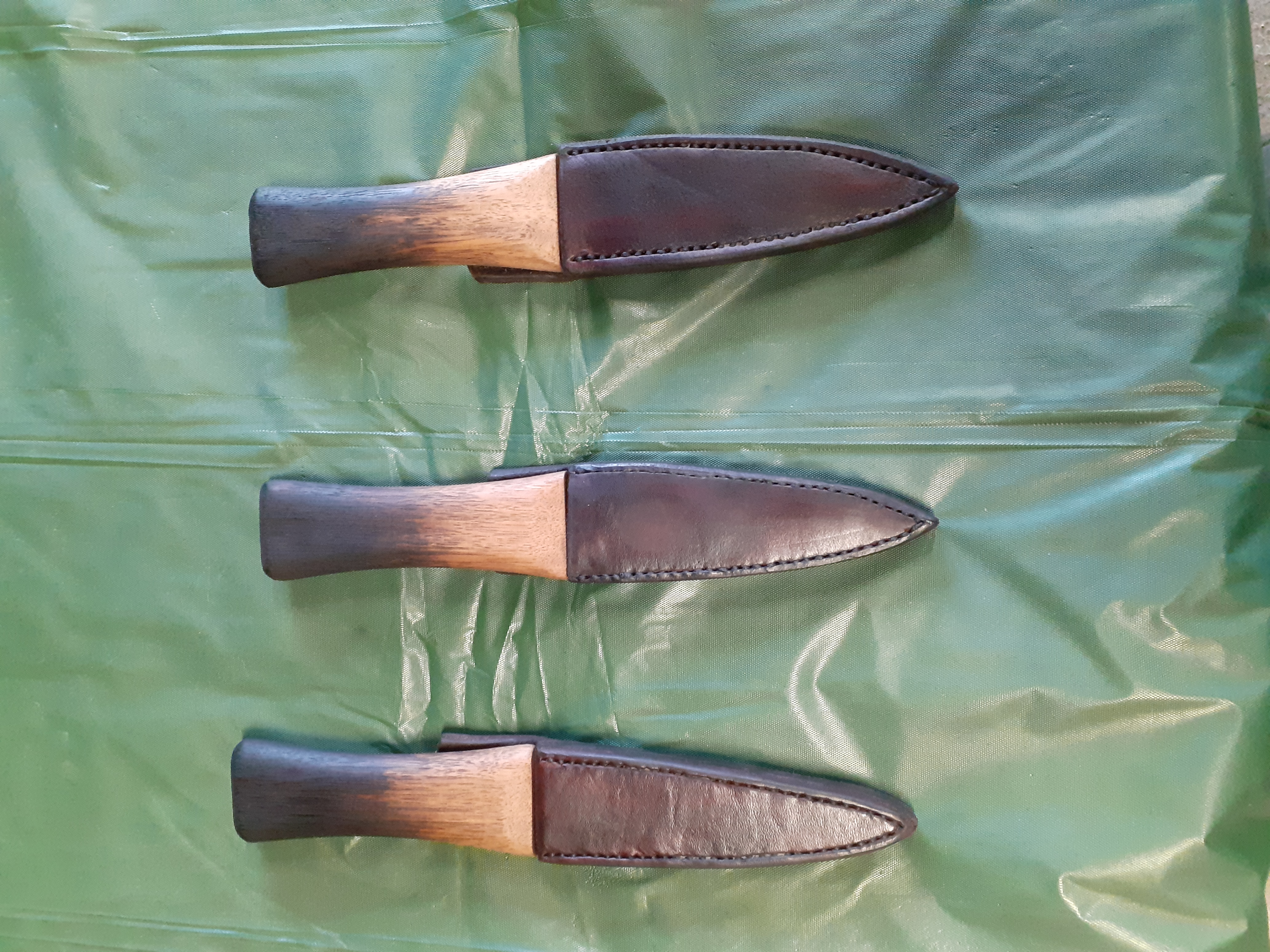 Sgain dubh (or black knife) was a smaller Knife with a single edge (with approximately 3inch blade length). Used for utility tasks or possible sticking into a enemy when all else failed. Traditional worn in the dominant hand in the kilt hose with only the