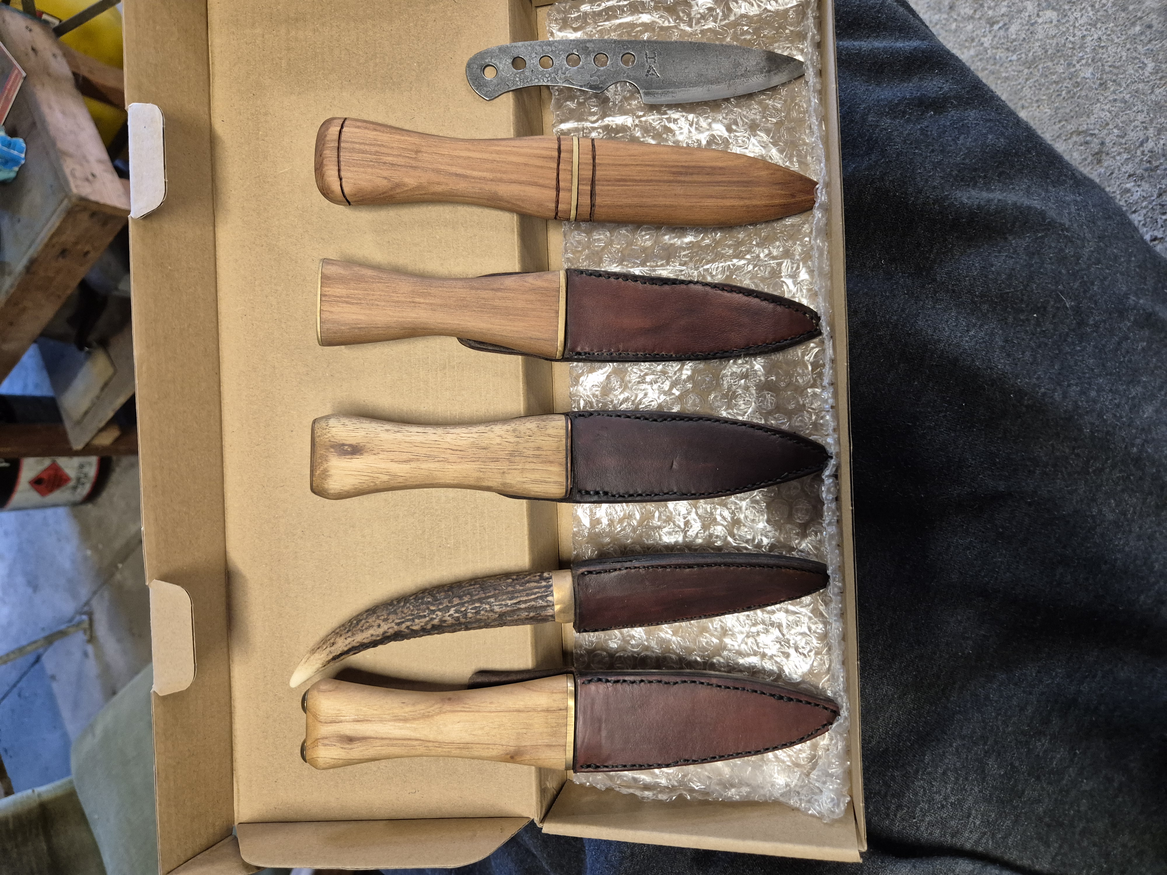 Sgain dubh (or black knife) was a smaller Knife with a single edge (with approximately 3inch blade length). Used for utility tasks or possible sticking into a enemy when all else failed. Traditional worn in the dominant hand in the kilt hose with only the