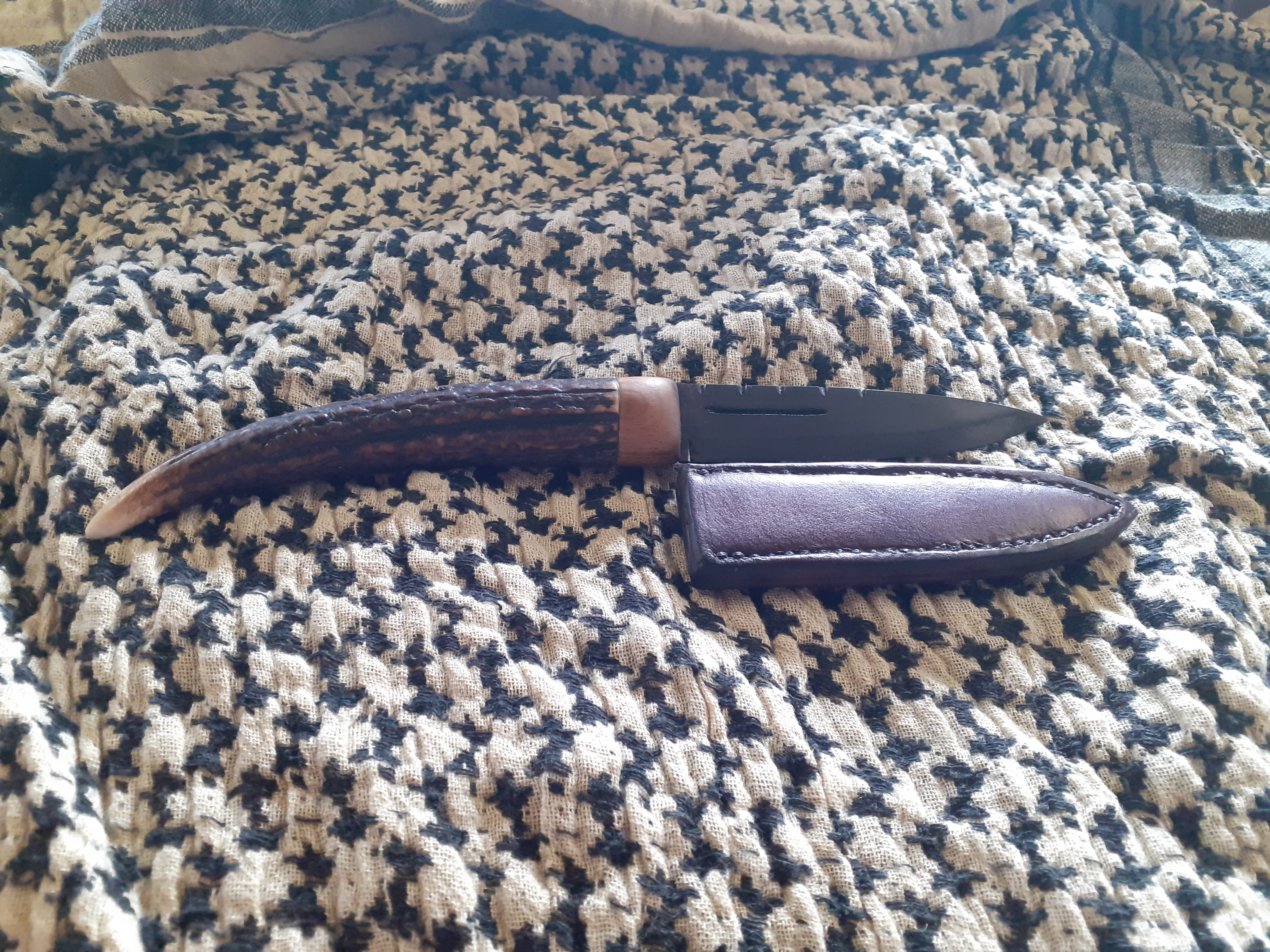 Sgain dubh (or black knife) was a smaller Knife with a single edge (with approximately 3inch blade length). Used for utility tasks or possible sticking into a enemy when all else failed. Traditional worn in the dominant hand in the kilt hose with only the